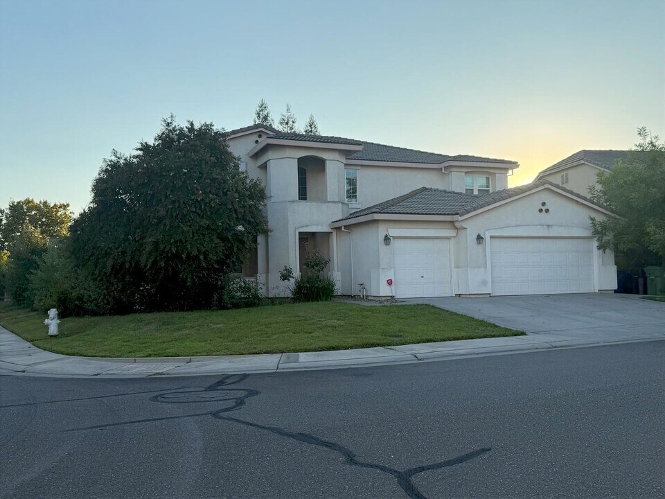 6116 Ravenna Way in Elk Grove, CA - Building Photo