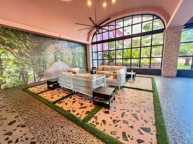 5225 Collins Ave in Miami Beach, FL - Building Photo - Building Photo