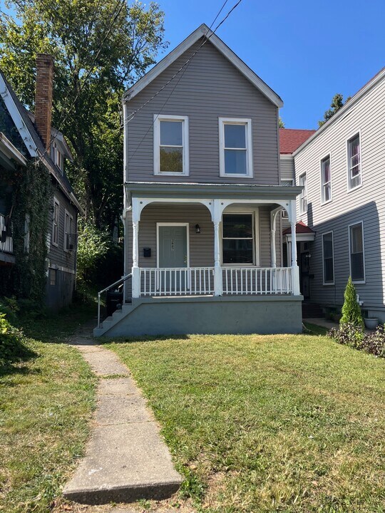 3687 Vine St in Cincinnati, OH - Building Photo