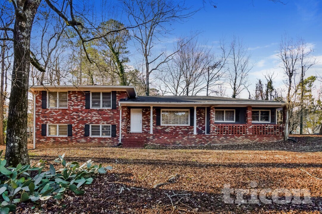 4930 Sugar Creek Dr in Sugar Hill, GA - Foto de edificio
