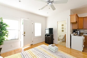 202 Bicknell Ave, Unit 5w in Santa Monica, CA - Foto de edificio - Building Photo