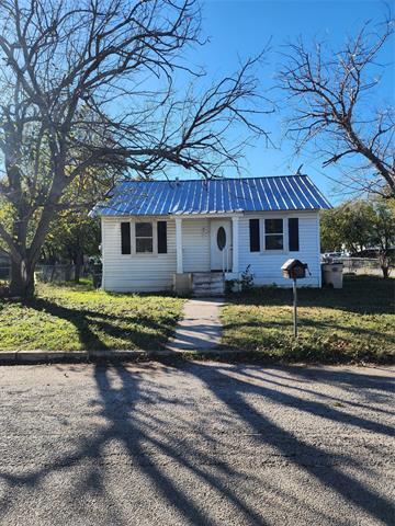 411 N Pearl St in Comanche, TX - Foto de edificio