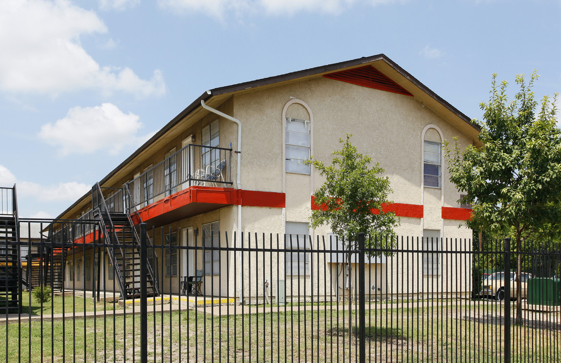 Club View in San Antonio, TX - Building Photo