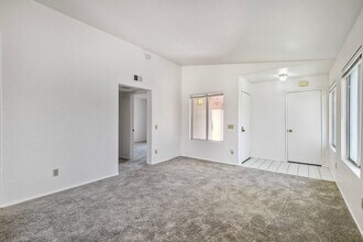7437 Altiva Pl in Carlsbad, CA - Foto de edificio - Building Photo