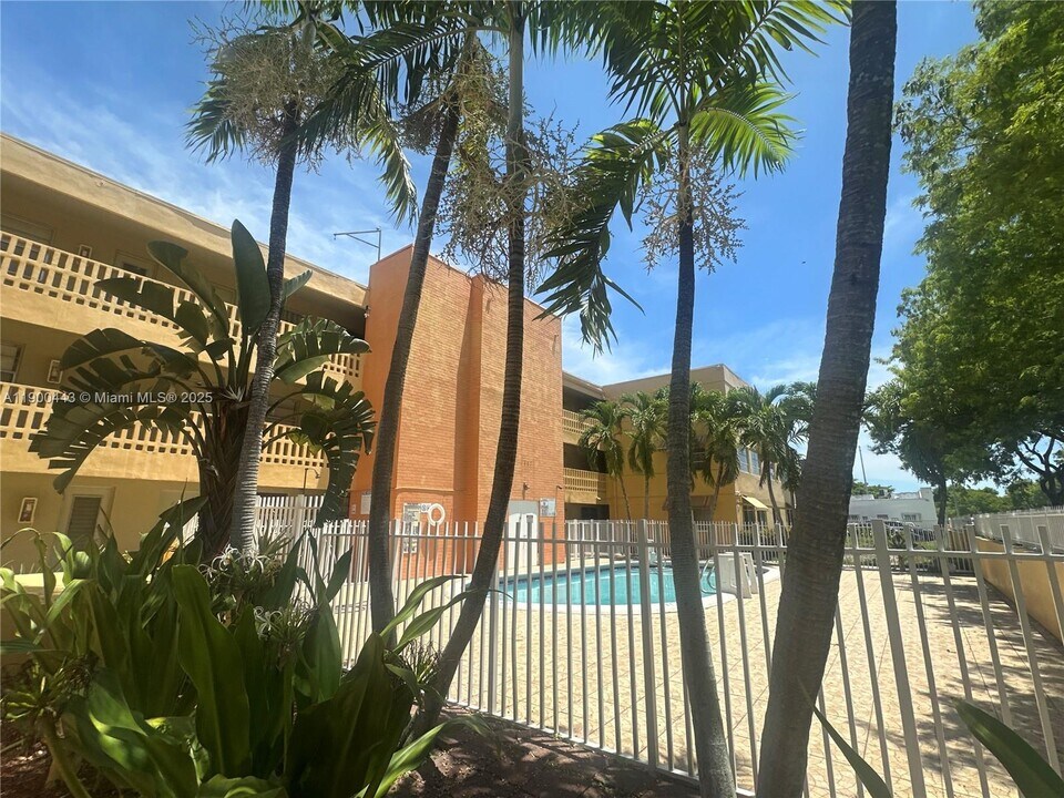 1851 NE 168th St in North Miami Beach, FL - Building Photo