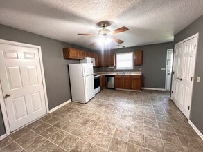 1404 Valleywood Dr in Murray, KY - Foto de edificio - Building Photo