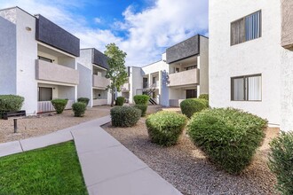 Sun Creek Apartments in Glendale, AZ - Building Photo - Building Photo