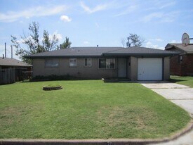 704 NW 1st St in Moore, OK - Building Photo