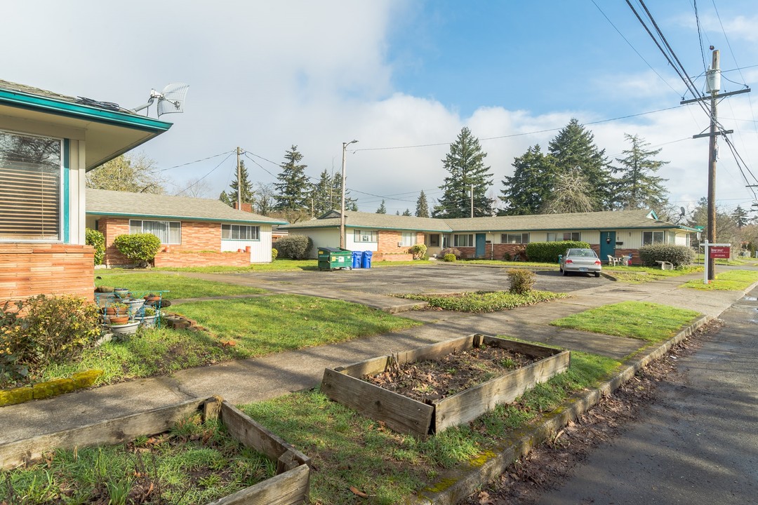 7327 7347 SE Henry St in Portland, OR - Building Photo