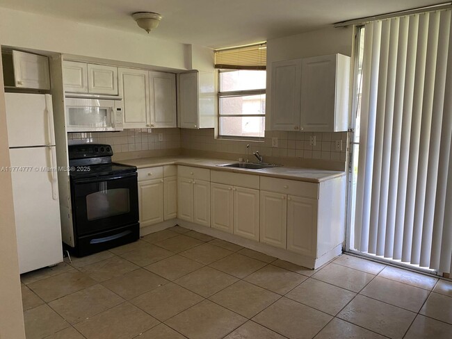 5959 SW 69th St in South Miami, FL - Building Photo - Building Photo