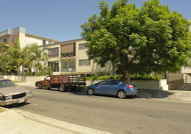 1320 N Poinsettia Pl in Los Angeles, CA - Foto de edificio - Building Photo
