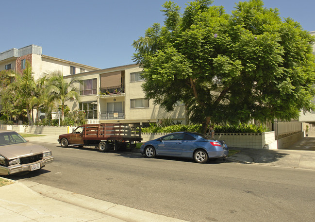 1320 N Poinsettia Pl in Los Angeles, CA - Building Photo - Building Photo