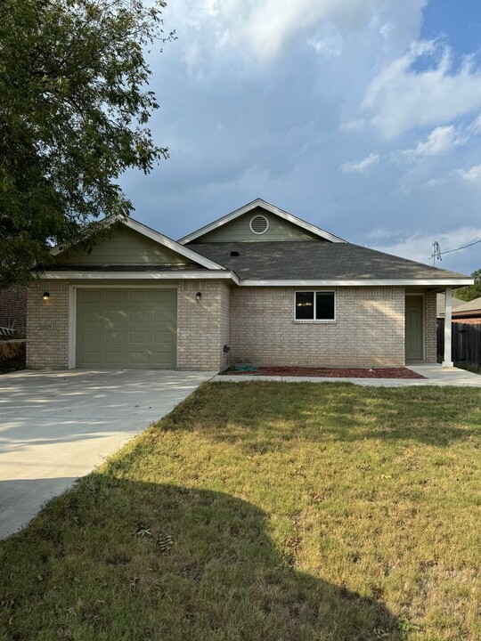 1109 E Ave F in Lampasas, TX - Foto de edificio