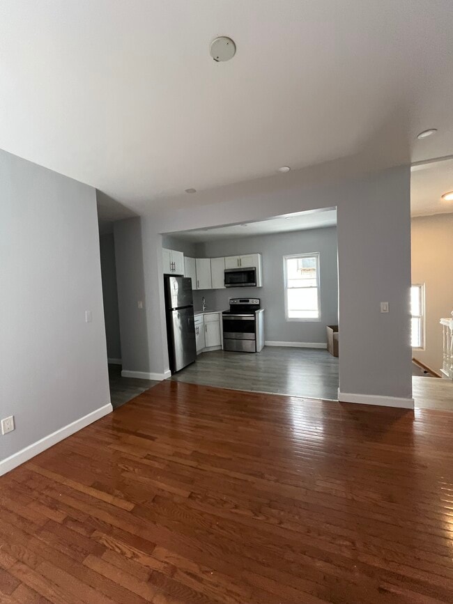 25 Bayview Ave, Unit 2