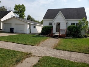 212 Brown St W in Comfrey, MN - Foto de edificio - Building Photo