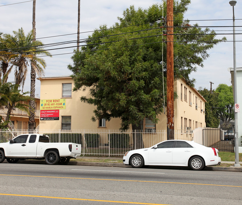 17019 Vanowen St in Van Nuys, CA - Foto de edificio