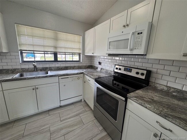 2398 SE Breckenridge Cir in Port St. Lucie, FL - Building Photo - Building Photo