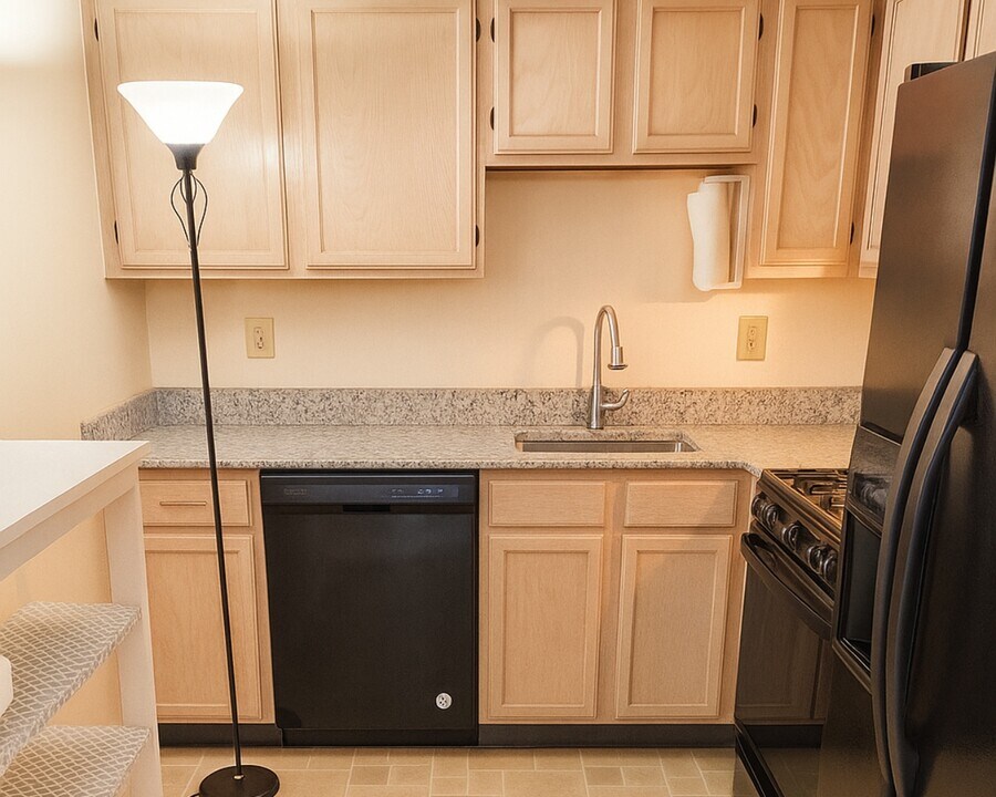 411 Waterford Dr in Edison, NJ - Building Photo