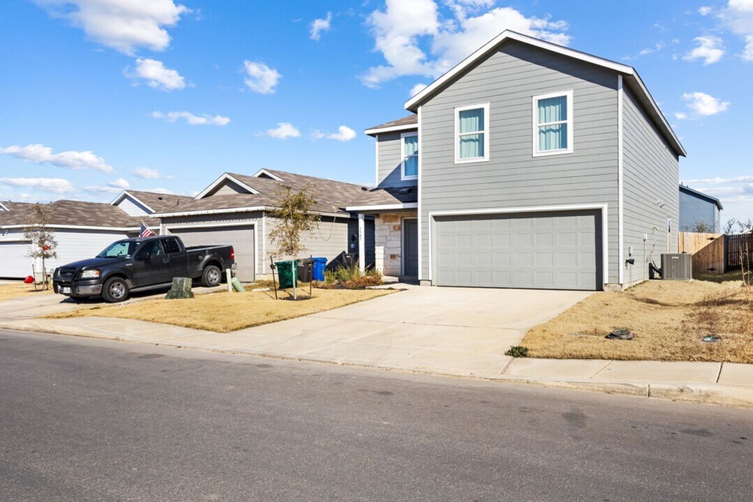 1347 Neria Lp in San Antonio, TX - Building Photo