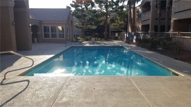 8101 W Flamingo Rd in Las Vegas, NV - Foto de edificio - Building Photo