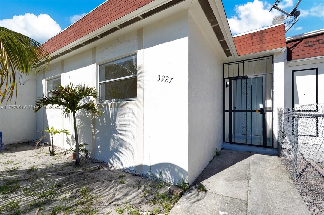 3927 NW 207 St Rd in Miami Gardens, FL - Building Photo