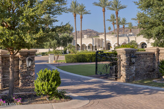 6347 E Royal Palm Rd in Paradise Valley, AZ - Foto de edificio - Building Photo