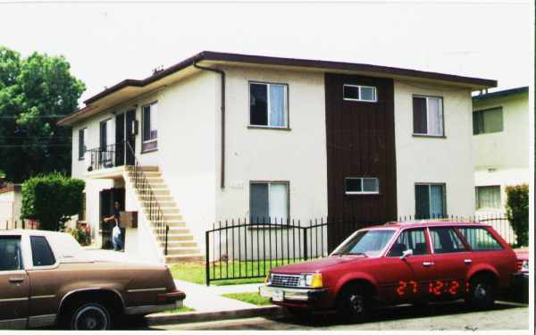 3562-3566 Brenton Ave in Lynwood, CA - Building Photo