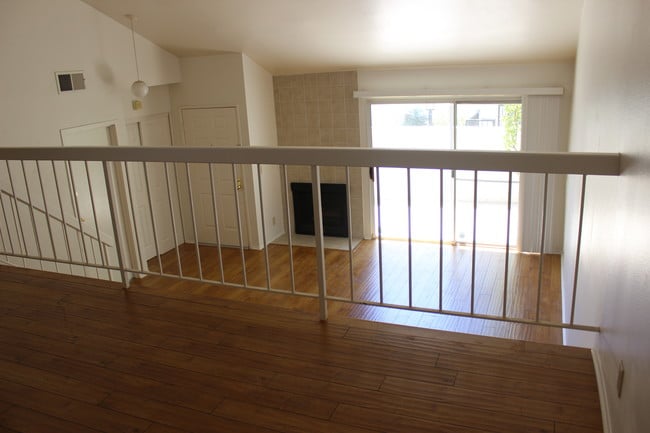 18340 Collins St in Tarzana, CA - Foto de edificio - Building Photo