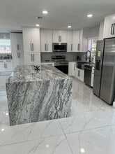 1000 NE 179th St in North Miami Beach, FL - Building Photo - Building Photo