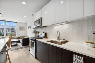 713 N Milwaukee Ave in Chicago, IL - Building Photo - Building Photo