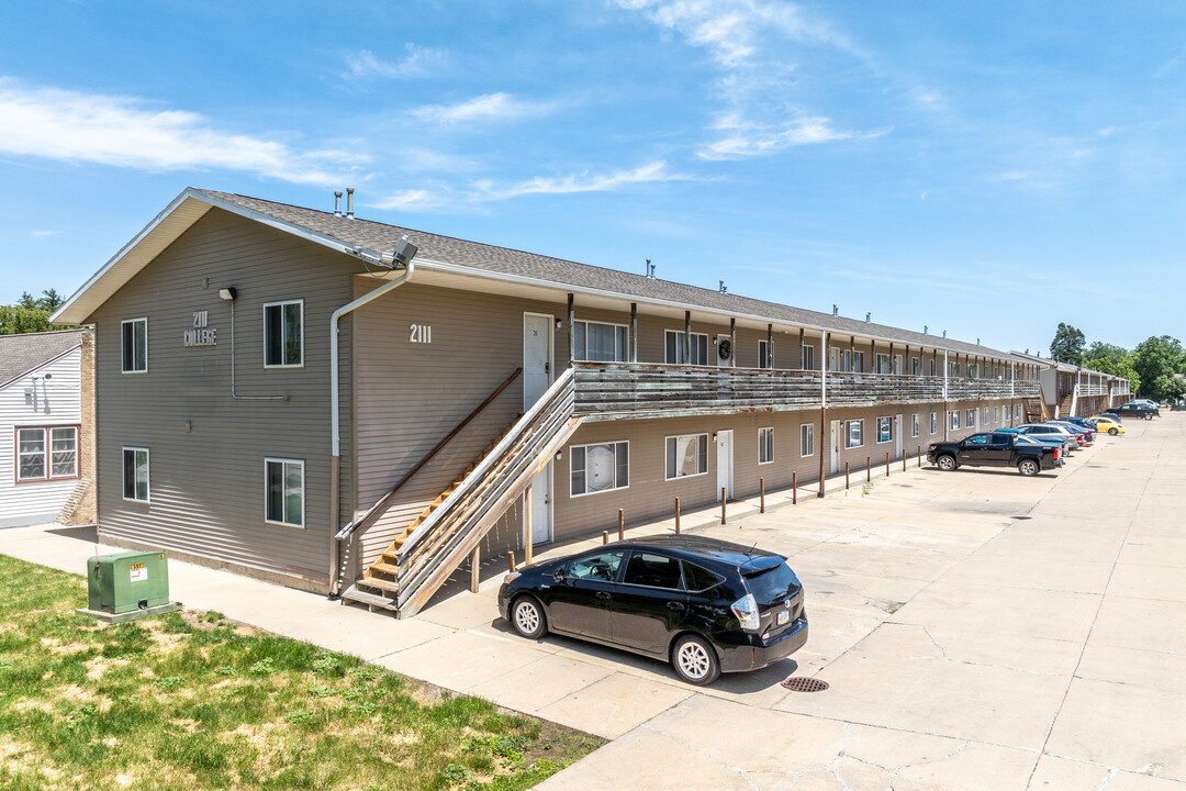Residences on College Hill in Cedar Falls, IA - Building Photo