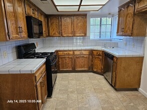 1673 E Eastbrook Ave in Tulare, CA - Building Photo - Building Photo