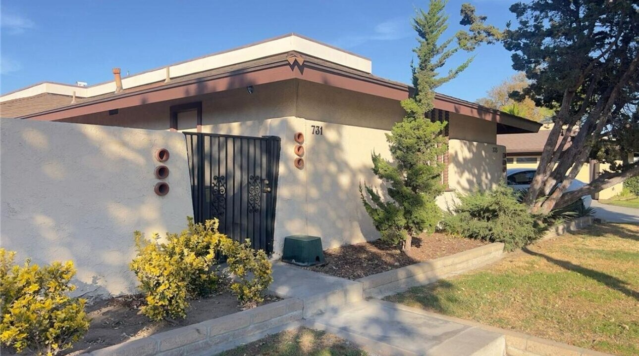731 E Fairway Dr in Orange, CA - Building Photo