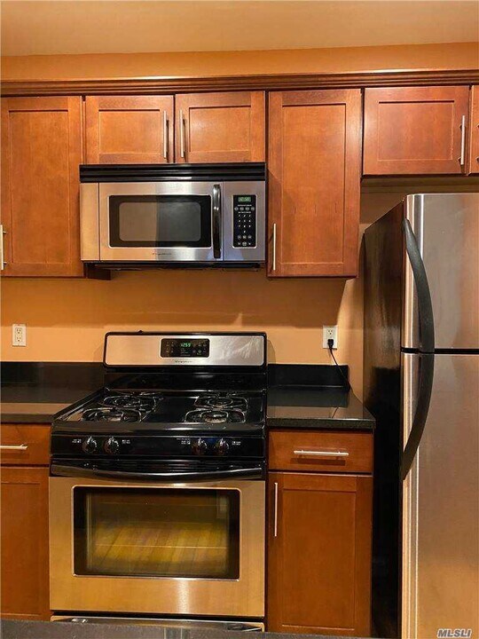 41-32 44th St-Unit -2C in Queens, NY - Building Photo