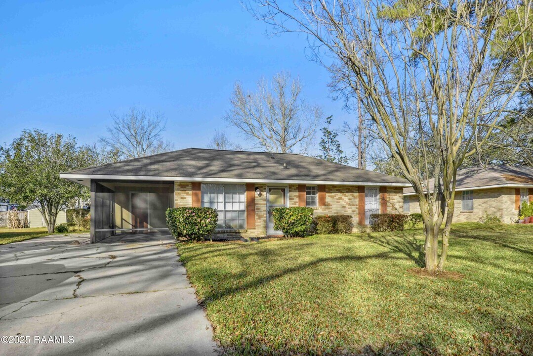 1205 N Patricia Ave in Gonzales, LA - Building Photo