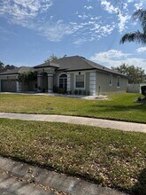 5057 Coveview Dr in St. Cloud, FL - Foto de edificio - Building Photo