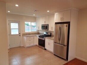 2517 Foothill Blvd, Unit 2517 1/2 in Montrose, CA - Building Photo - Building Photo