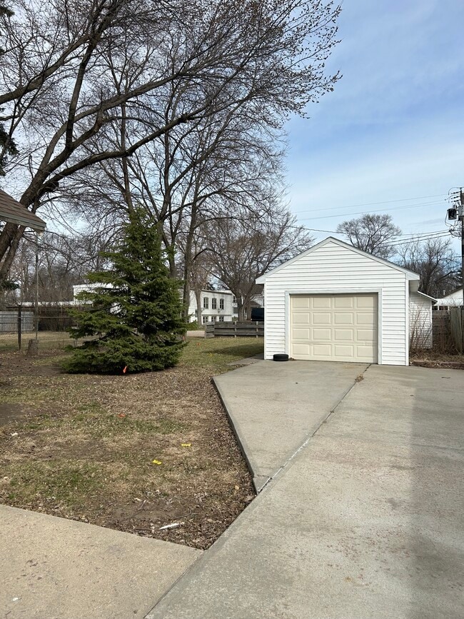 1012 E 5th Ave in Mitchell, SD - Foto de edificio - Building Photo