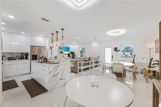 7235 SW 39th St in Miami, FL - Building Photo - Building Photo