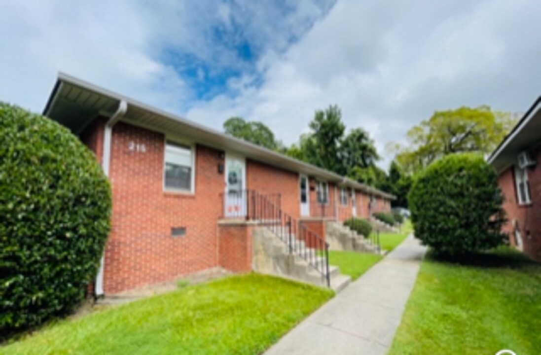 215 McIver St in Greensboro, NC - Building Photo