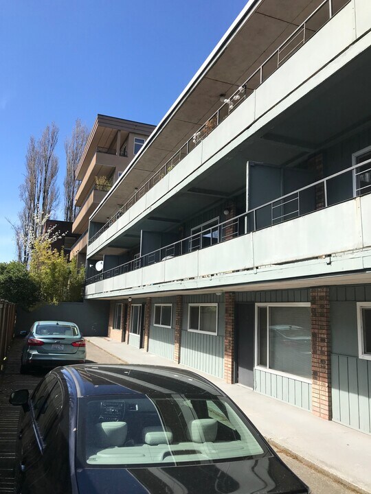 1215 Queen Anne Ave N in Seattle, WA - Building Photo