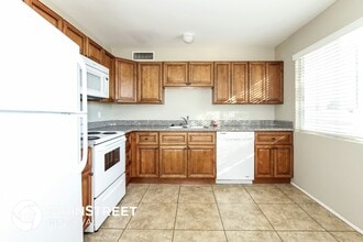 7623 W Osborn Rd in Phoenix, AZ - Foto de edificio - Building Photo