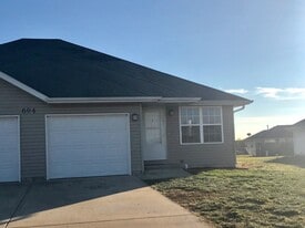 604 W Kimberly Ct in Clever, MO - Building Photo