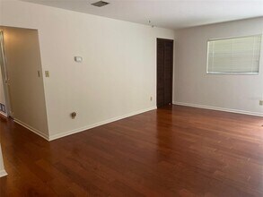 703 NE 5th Pl in Gainesville, FL - Building Photo - Building Photo