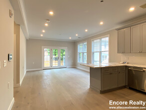 31 Cummins Hwy, Unit 2 in Boston, MA - Building Photo - Building Photo