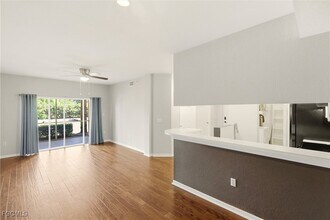 6490 Aragon Way in Ft. Myers, FL - Foto de edificio - Building Photo