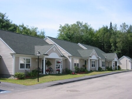 Colonial Court in Littleton, NH - Building Photo