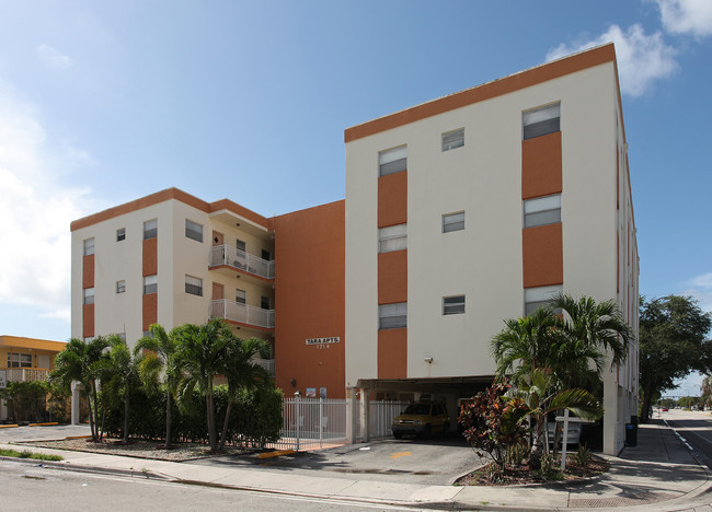 Tara Apartments in Hollywood, FL - Building Photo - Building Photo