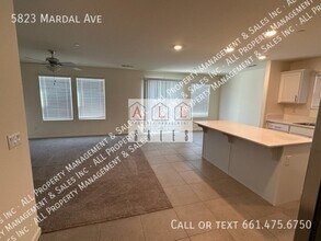 5823 Mardal Ave in Bakersfield, CA - Foto de edificio - Building Photo