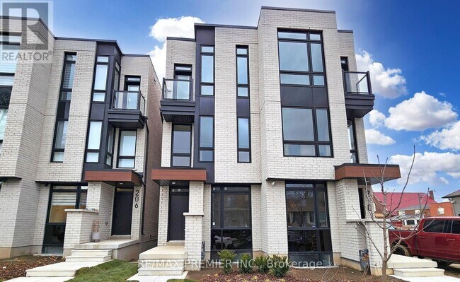 208 McRoberts Ave in Toronto, ON - Building Photo - Building Photo